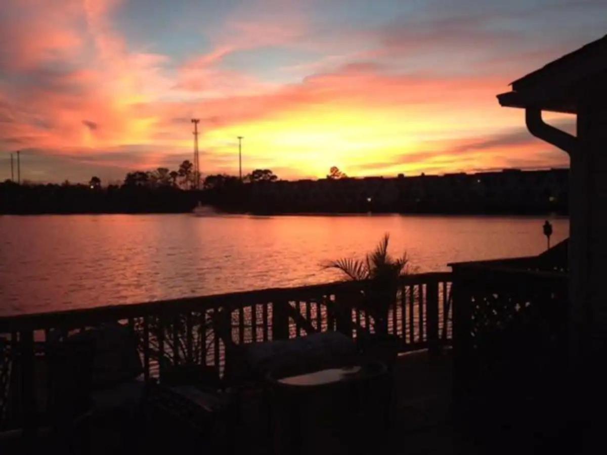 ☆Live On The Water! Lake Palmetto Palm W/ Patio - 10Min To Downtown & Beaches☆ 查尔斯顿 外观 照片