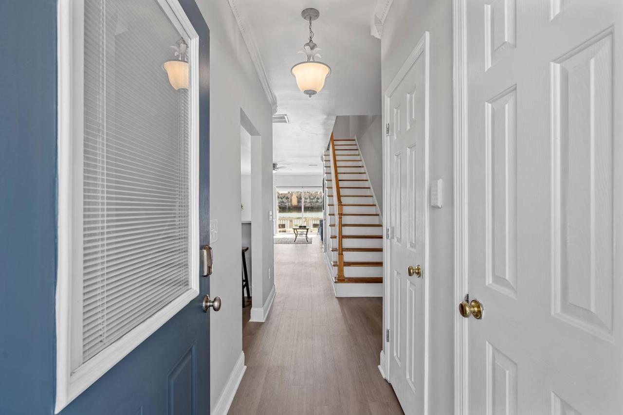 ☆Live On The Water! Lake Palmetto Palm W/ Patio - 10Min To Downtown & Beaches☆ 查尔斯顿 外观 照片
