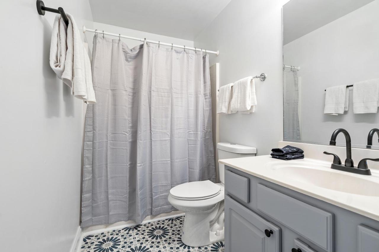 ☆Live On The Water! Lake Palmetto Palm W/ Patio - 10Min To Downtown & Beaches☆ 查尔斯顿 外观 照片